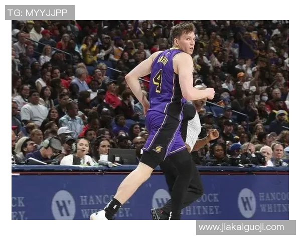 湖人想把球送给队内新秀&裁判制止，字母哥出面将球送给湖人