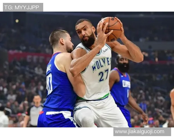 吓人呀！邓恩空切单臂要隔扣被戈贝尔犯规 平拍在地好在无碍